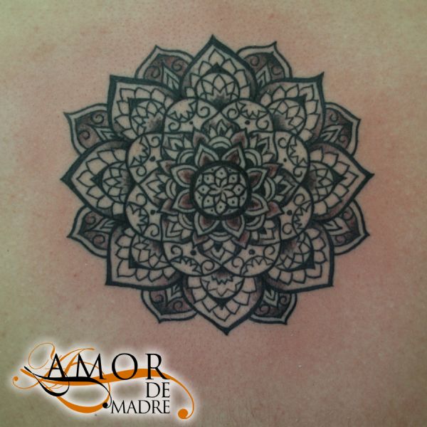 mandala-loto-lotus-oriental-tattoo-tatuaje-amor-de-madre-zamora-chica-girl-back-espalda