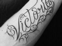 Victoria-nombre-name-brazo-arm-tattoo-tatuaje-amor-de-madre-zamora