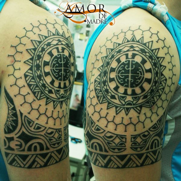 Maorí-polinesio-brazo-hombro-tattoo-tatuaje-amor-de-madre-zamora