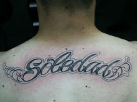 Palabra-word-soledad-espalda-back-tattoo-tatuaje-amor-de-madre-zamora