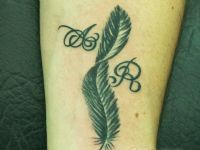 Pluma-feather-iniciales-A-R-tattoo-tatuaje-amor-de-madre-zamora