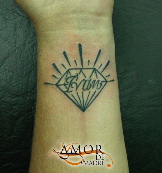 Ivan-nombre-name-diamante-diamond-tattoo-tatuaje-amor-de-madre-zamora