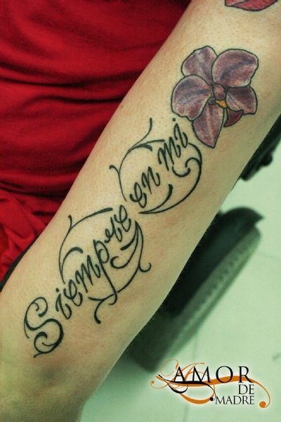 Siempre-en-mi-frase-phrase-flor-flower-filigrana-brazo-arm-tattoo-tatuaje-amor-de-madre-zamora