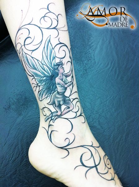 enredadera-ornamento-hada-fairy-tattoo-tatuaje-amor-de-madre-zamora-piena-leg-woman-mujer