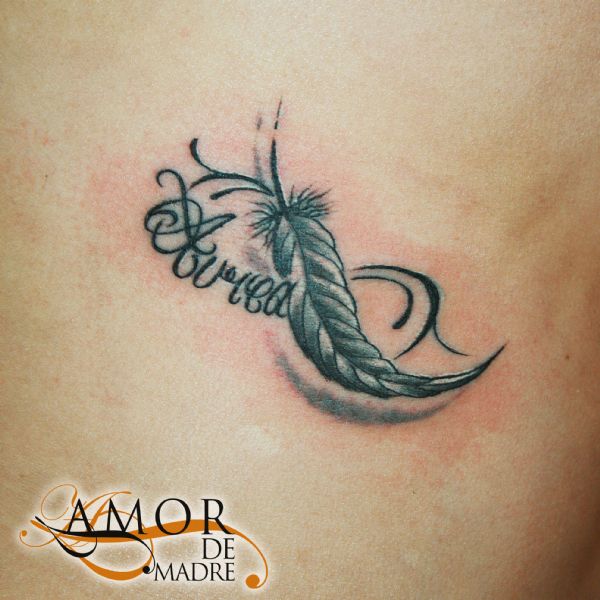 infinito-pluma-feather-nombre-name-tattoo-tatuaje-amor-de-madre-zamora