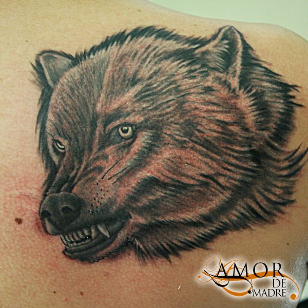 lobo-wolf-animal-gruñir-agresivo-dios-god-poseidon-agua-water-tattoo-tatuaje-amor-de-madre-zamora-b