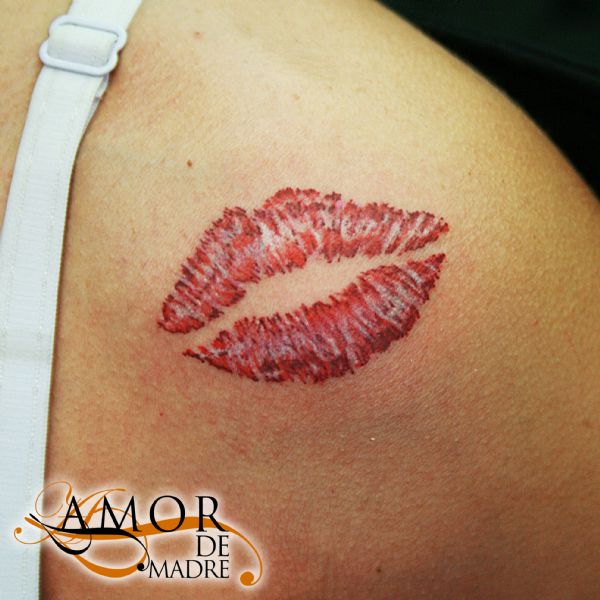 labios-kiss-beso-femenino-tattoo-tatuaje-amor-de-madre-zamora-hombro-shoulder
