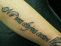 frase-phrase-labios-lips-tattoo-tatuaje-amor-de-madre-zamora-brazo-arm