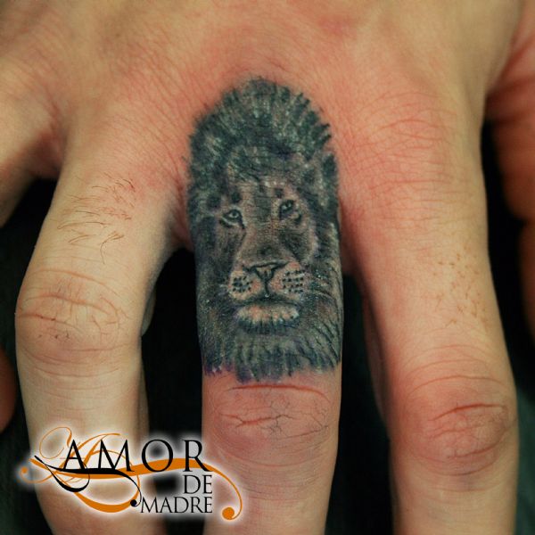 leon-lion-minitattoo-frase-phrase-labios-lips-tattoo-tatuaje-amor-de-madre-zamora-brazo-arm-dedo-fin