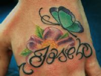 nombre-flor-mariposa-mano-hand-tattoo-tatuaje-amor-de-madre-zamora