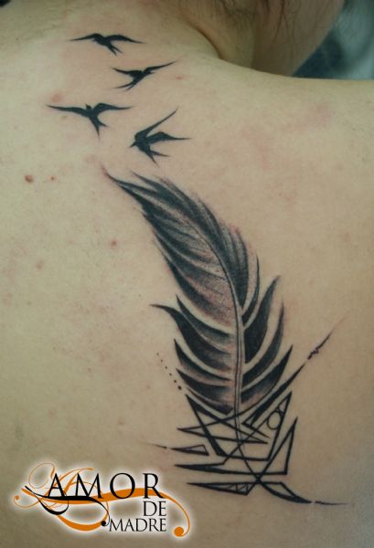 Pajaro-tattoo-tatuaje-amor-de-madre-zamora-ave-bird-abstract-mujer