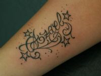 Nombre-name-tattoo-tatuaje-amor-de-madre-zamora-stars-enredadera-lettering-adorno-filigrana-antebraz