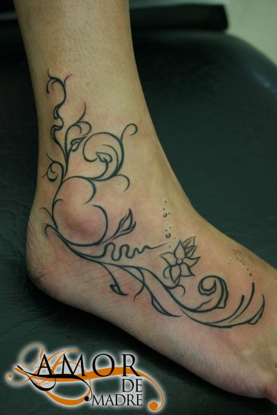 Enredadera-filigrana-tattoo-tatuaje-amor-de-madre-zamora-lines-mujer-woman-feet