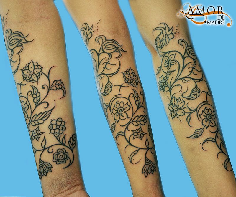 Enredadera-filigrana-flores-flower-tattoo-tatuaje-amor-de-madre-zamora-brazo-arm