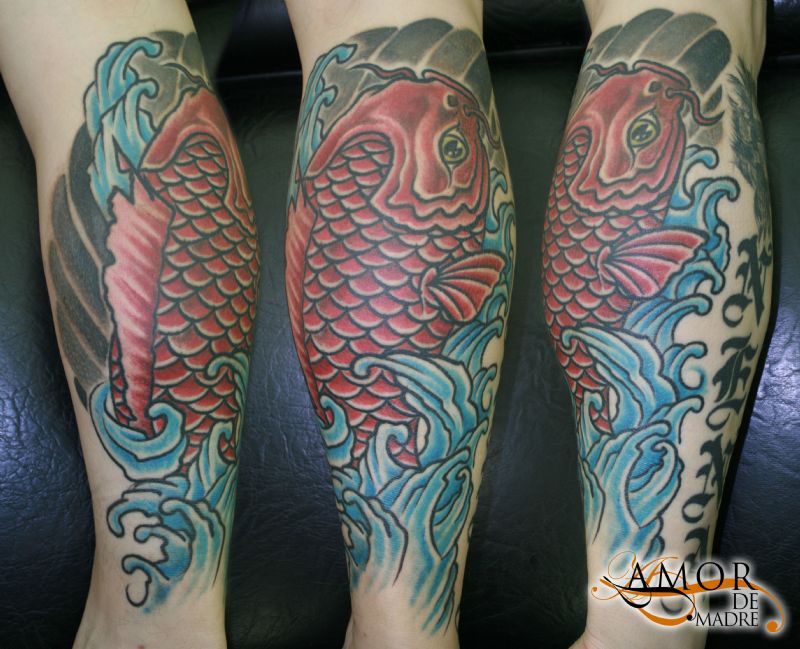 Oriental-carpa-koi-olas-waves-pez-fish-tattoo-tatuaje-amor-de-madre-zamora-pierna-leg-chico-man