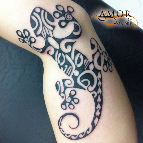 Lagarto-estilo-maori-polinesio-animal-tattoo-tatuaje-amor-de-madre-zamora