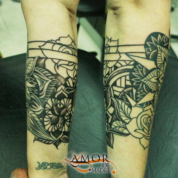 Flores-flowers-media-manga-brazo-arm-negro-sombras-composicion-black-tattoo-tatuaje-amor-de-madre-za