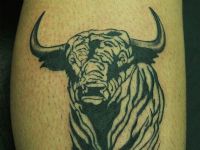 Toro-animal-tattoo-tatuaje-amor-de-madre-zamora-negro-black-lineas-lines