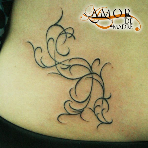 Enredadera-filigrana-decorativo-fino-tattoo-tatuaje-amor-de-madre-zamora-mujer-woman