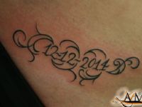 numeros- tattoo-tatuaje-cadera-fecha-date-numeros-numbers-enredadera-filigrana