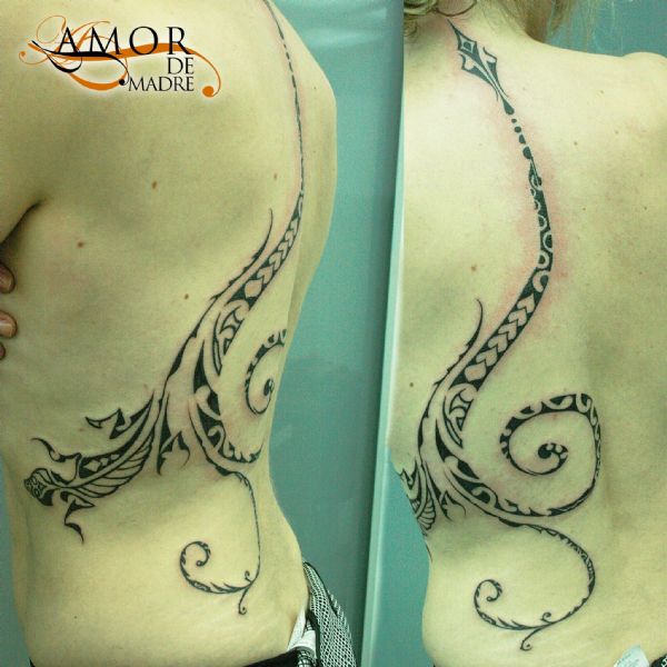 tattoo-tatuaje-amor-de-madre-zamora-maori-polinesio-espalda-back-lagartija-espiral-mujer-woman