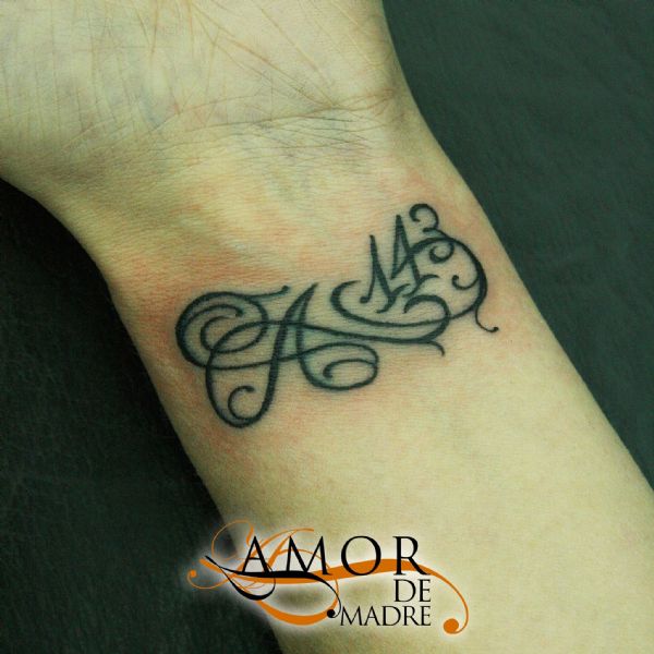 tattoo-tatuaje-amor-de-madre-zamora-infinito-infinity-143-A-inicial-muñeca