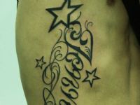 tattoo-tatuaje-amor-de-madre-zamora-nombre-name-estrellas-stars-costado-chico-boy-man-hombre