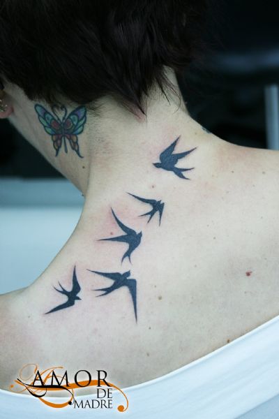 Pajaros-birds-espalda-back-mujer-woman-girl-chica-tattoo-tatuaje-amor-de-madre-zamora