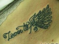 Frase-phrase-alas-wings-fly-learn-tattoo-tatuaje-amor-de-madre-zamora