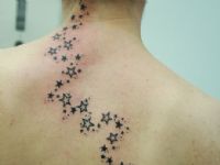 Estrellas-stars-riahnna-little-pequenas-camino-tattoo-tatuaje-amor-de-madre-zamora-espalda-cuello-ba