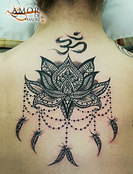 Loto-lotus-plumas-feathers-espalda-back-tattoo-tatuaje-amor-de-madre-zamora-mujer-chica-girl-tattoo