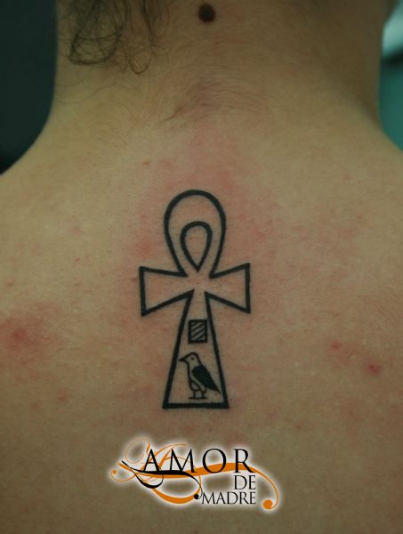 cruz-cross-ra-ankh-tattoo-tatuaje-espalda-back-amor-de-madre-zamora-egipcio-egyptian-small-lines
