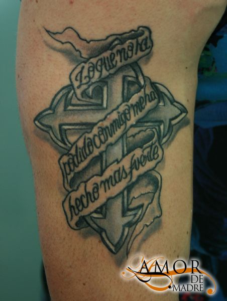 religioso-cross-cruz-religious-sombras-shades-grey-ink-black-tatuaje-tattoo-arm-brazo-amor-de-madre-