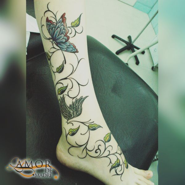 Mariposas-butterfly-pierna-leg-enredadera-filigrana-color-colortattoo-tattoo-tatuaje-amor-de-madre-z