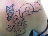 Mariposa-filigrana-inicial-espalda-back-mujer-woman-butterfly-tattoo-tatuaje-amor-de-madre-zamora